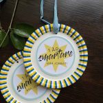 Skolavslutningspresenter: medalj, blomma, flasketikett, godispåse - bild 5